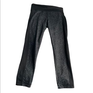 Black pattern cropped under armour leggings